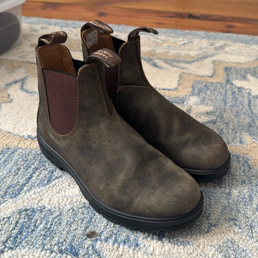 Worn once Blundstone boots in Rustic brown. Size 9